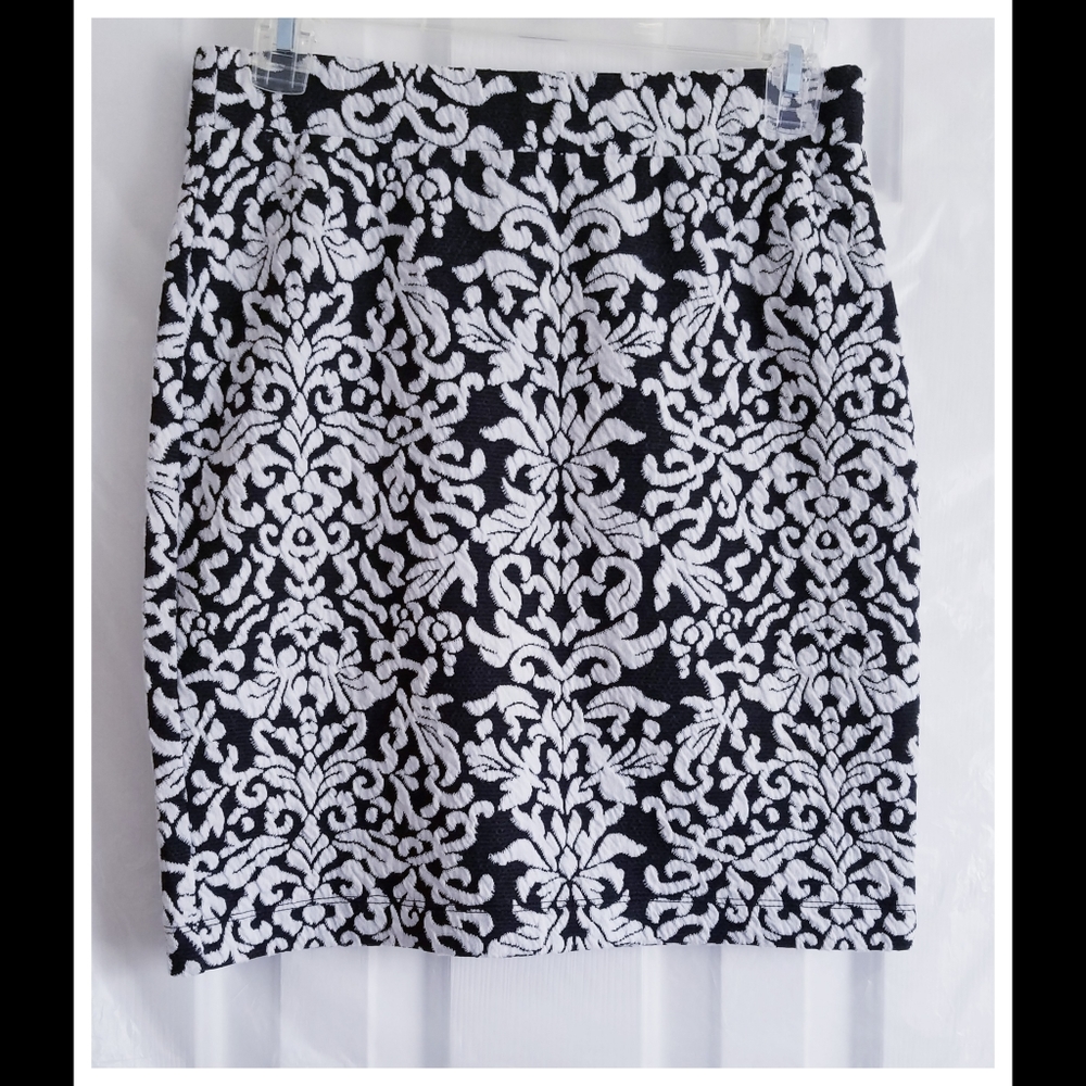 LOFT－black and white pencil skirt